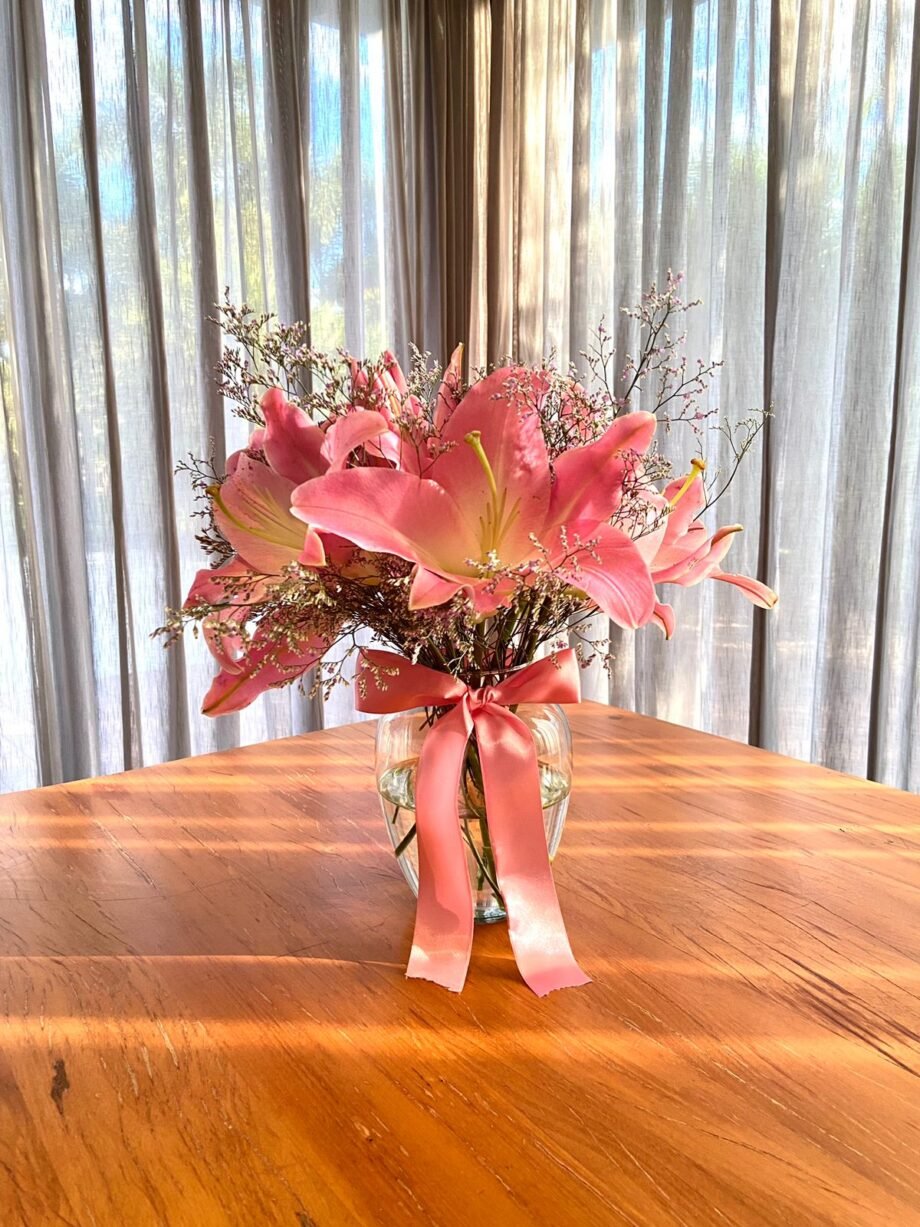 Vaso com lírios cor de rosa Floricultura Florenza em Brasília