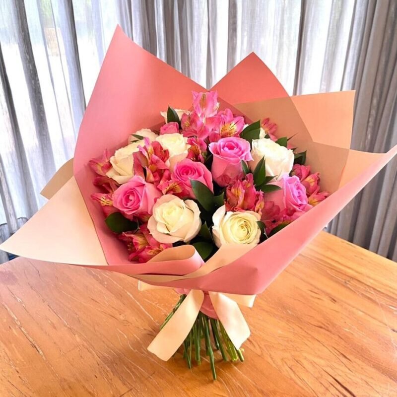 Bouquet de rosas brancas e cor de rosa Floricultura Florenza em Brasília