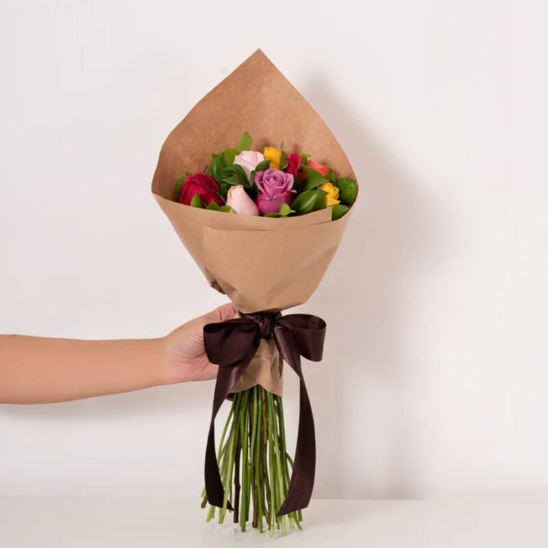 BUQUÊ ISABELA - 12 ROSAS COLORIDAS