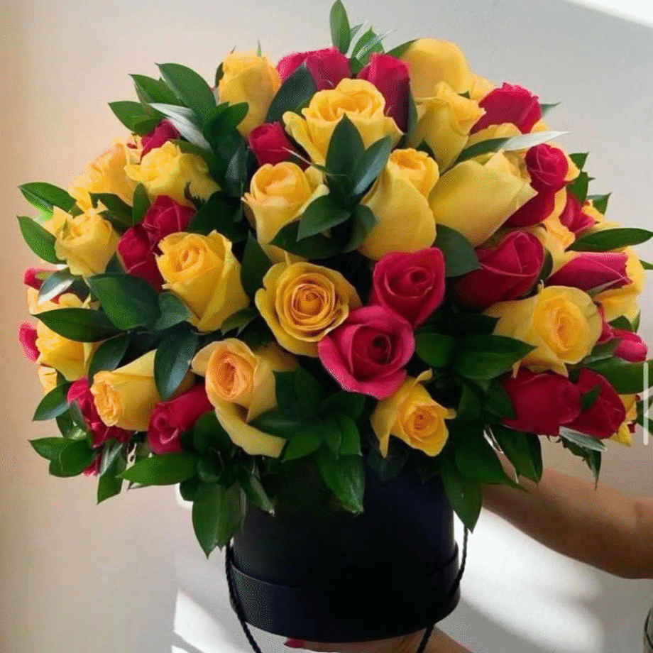 caixa com rosas amarelas e pink